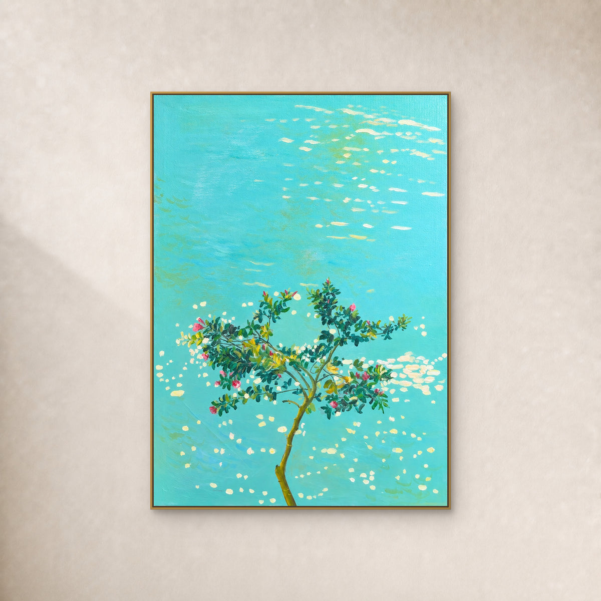 Arbre fleuri et reflets blanc chaud sur une eau turquoise, dans un cadre flottant doré fin sur un mur ivoire