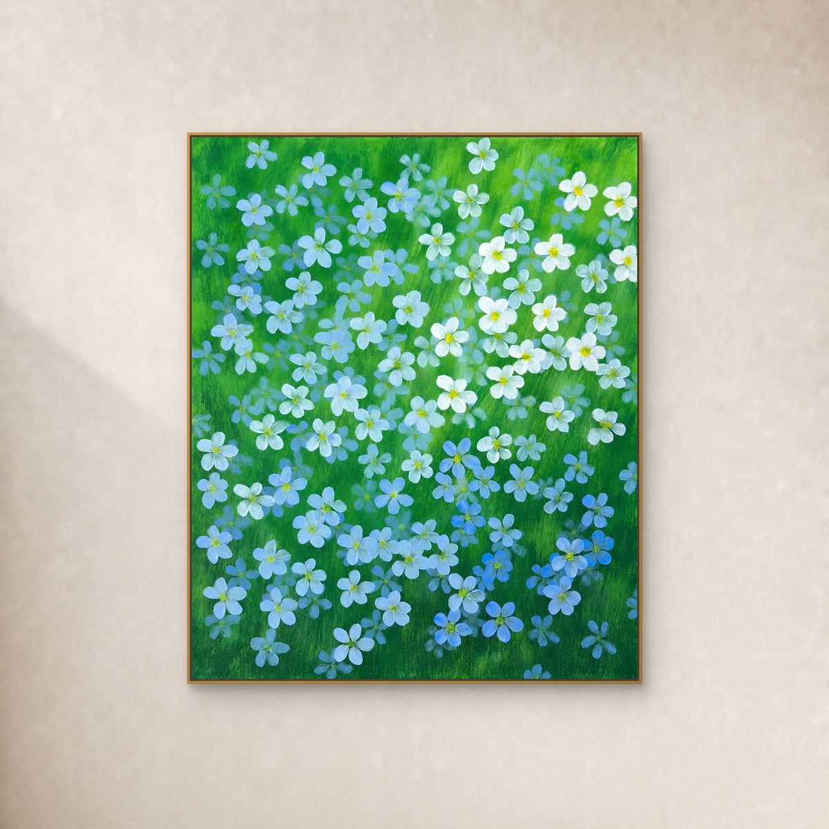 Fleurs de lin bleues et blanches sur fond vert, dans un fin cadre flottant doré sur un mur ivoire