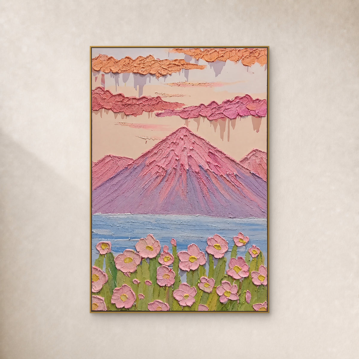 Montagne rose et lilas, lac bleu et fleurs en relief, dans un fin cadre doré sur un mur ivoire