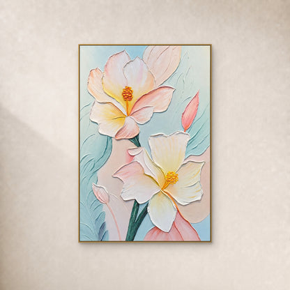 Deux fleurs crème et rose poudré aux cœurs jaunes en relief sur fond bleu d’eau, dans un fin cadre doré sur un mur ivoire