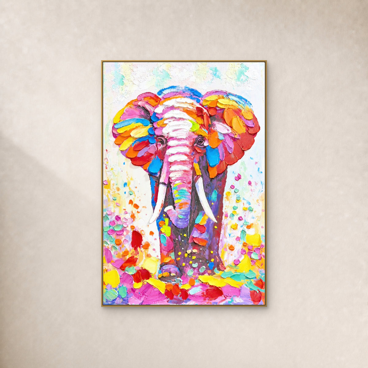 Portrait d’éléphant multicolore dans un fin cadre flottant doré sur un mur ivoire