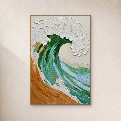 Vague vert émeraude, écume blanche en relief et base ocre dans un fin cadre doré sur un mur ivoire