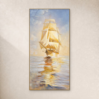Tableau élancé d’un voilier doré et de son reflet, dans un fin cadre flottant doré sur un mur ivoire.