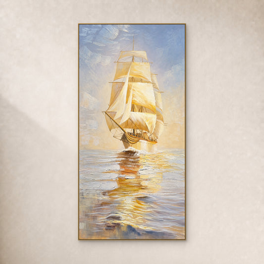 Tableau élancé d’un voilier doré et de son reflet, dans un fin cadre flottant doré sur un mur ivoire.