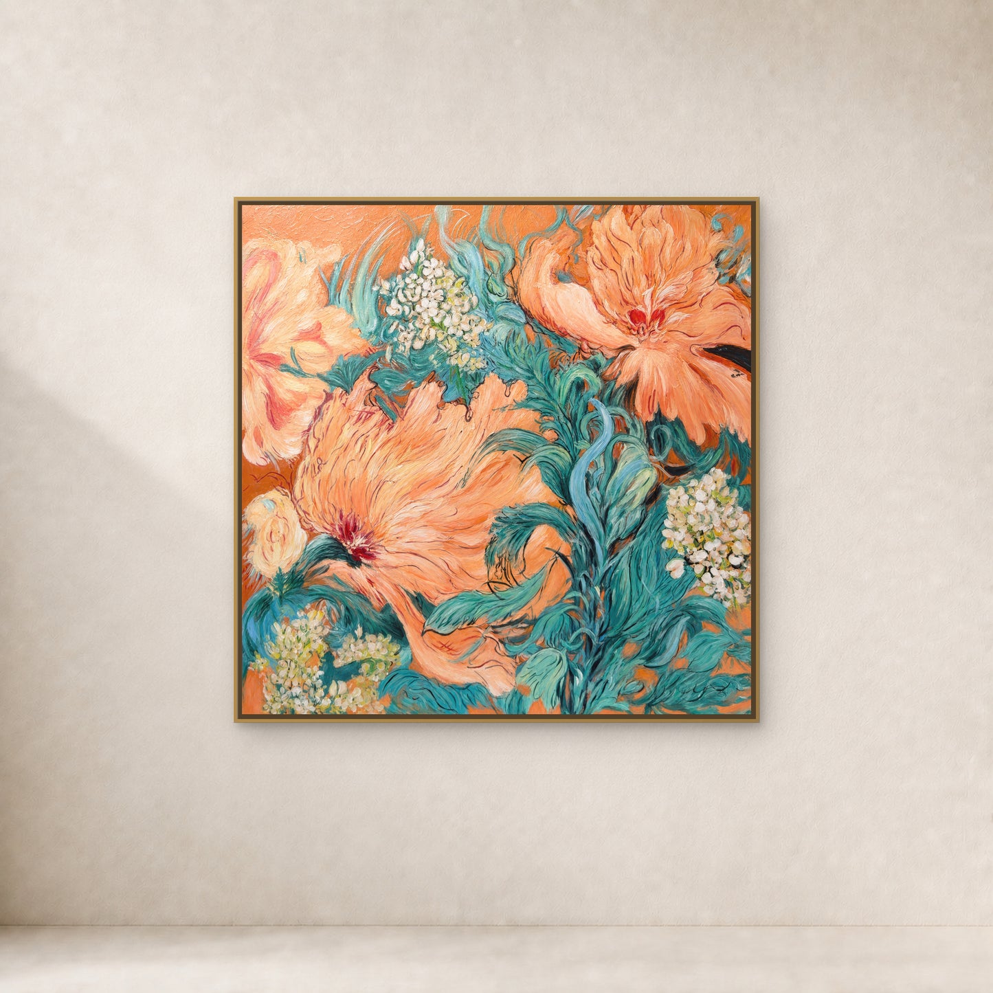 Jardin de pivoines corail dans un fin cadre flottant doré sur un mur ivoire chaud avec une douce ombre naturelle