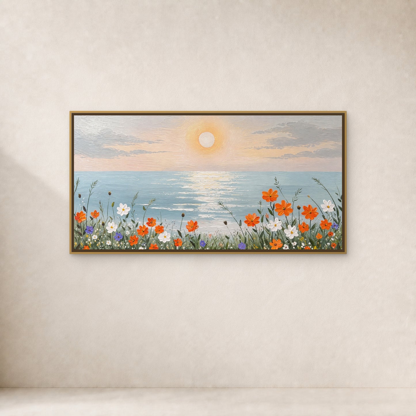 Fleurs du rivage au lever du soleil dans un fin cadre flottant doré sur un mur ivoire chaud avec une douce ombre naturelle