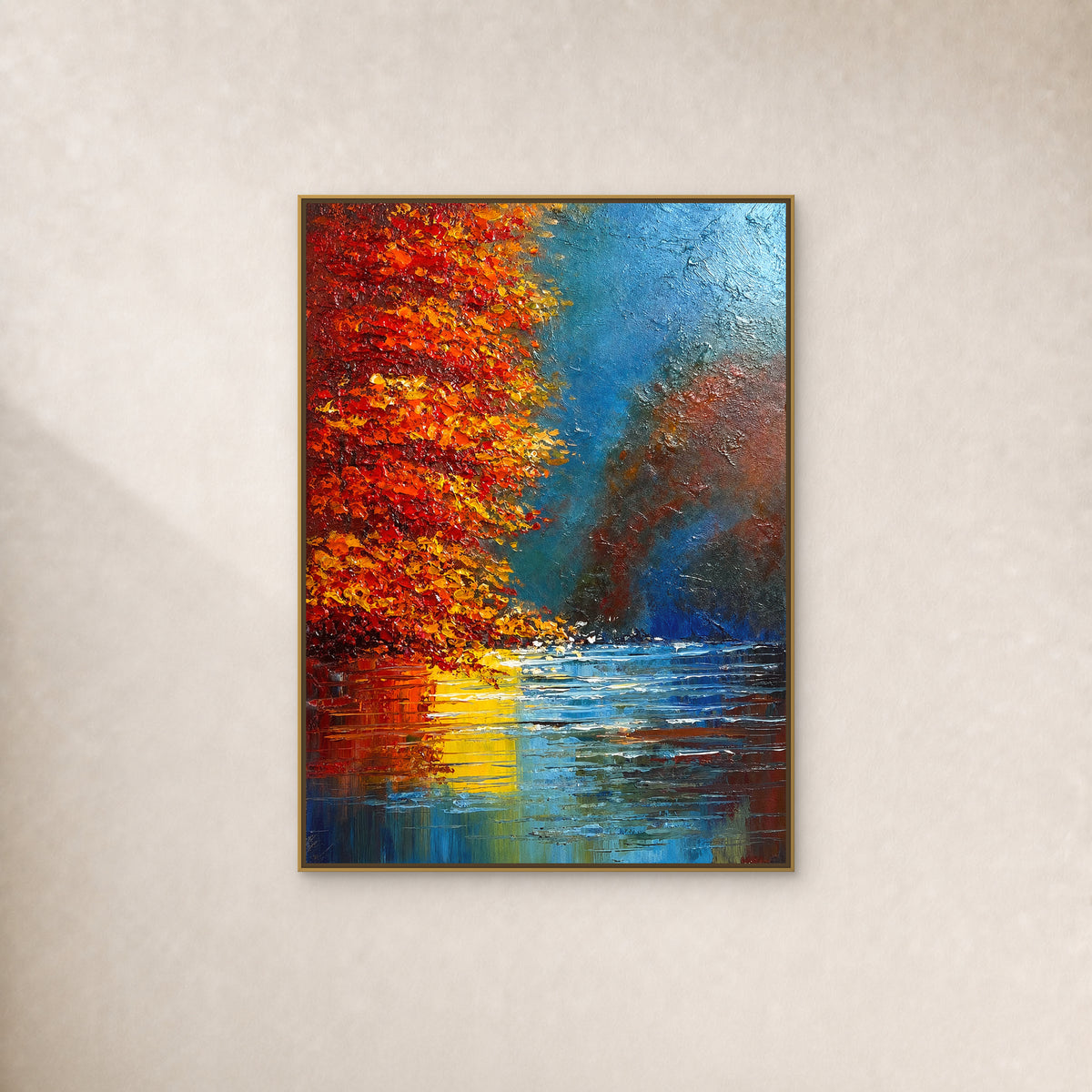 Reflets d’automne sur le lac dans une fine caisse américaine dorée sur un mur ivoire chaud et sobre