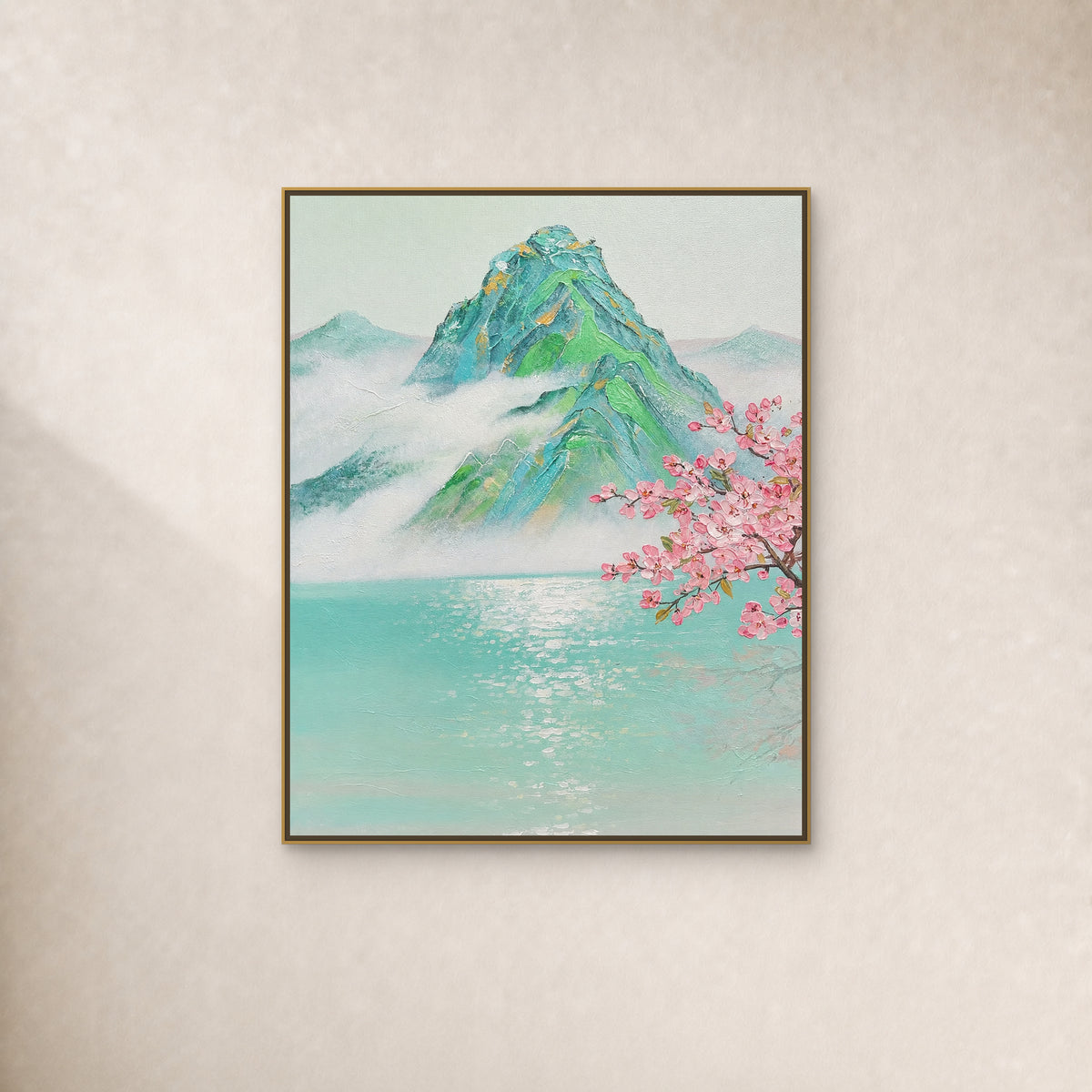 Fleurs de pêcher sur les monts brumeux dans une fine caisse américaine dorée sur un mur ivoire chaud et sobre