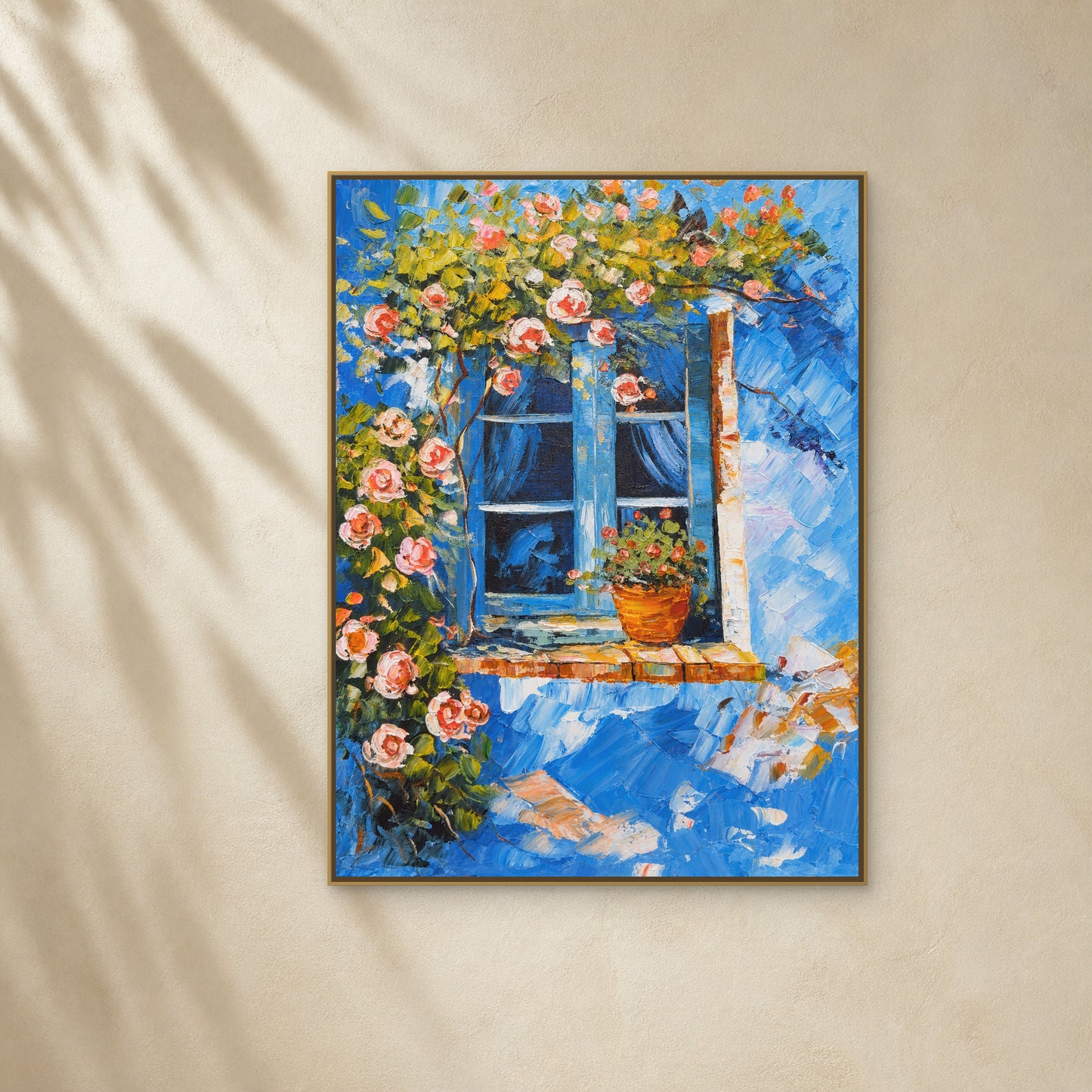 Fenêtre bleue en fleurs dans un fin cadre flottant doré sur un mur ivoire chaud au-dessus d’un buffet en chêne clair