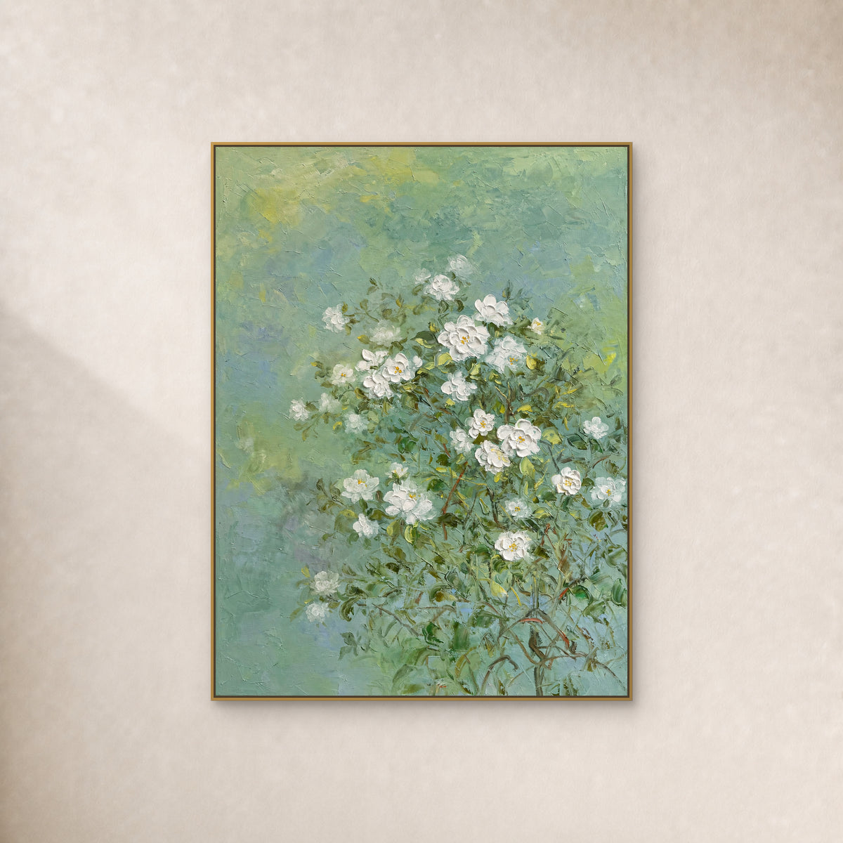 Tableau de jasmin blanc sur fond vert, cadre flottant doré fin sur un mur ivoire