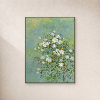 Tableau de jasmin blanc sur fond vert, cadre flottant doré fin sur un mur ivoire