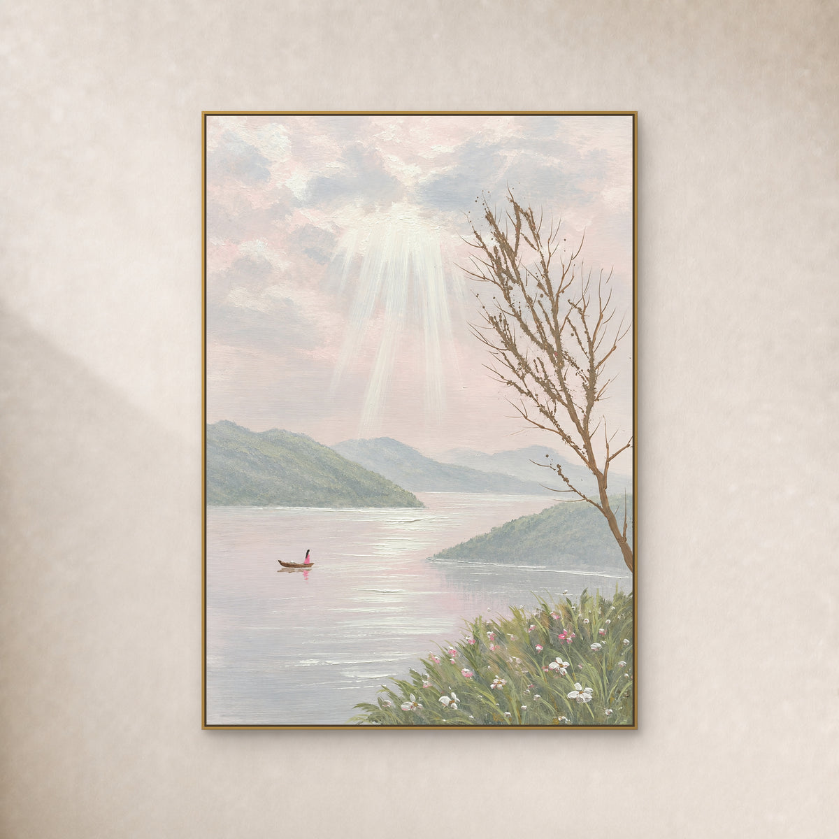 Paysage de lac pastel avec petite barque et rayons de lumière, cadre doré fin sur mur ivoire