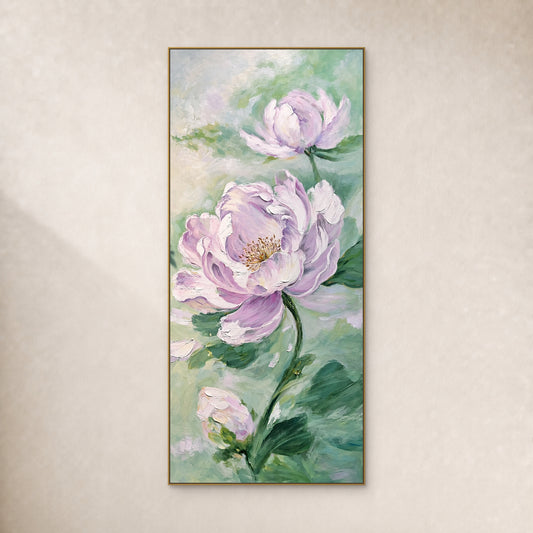 Tableau élancé de pivoines lilas sur fond menthe et ivoire, dans un fin cadre flottant doré sur un mur ivoire chaud