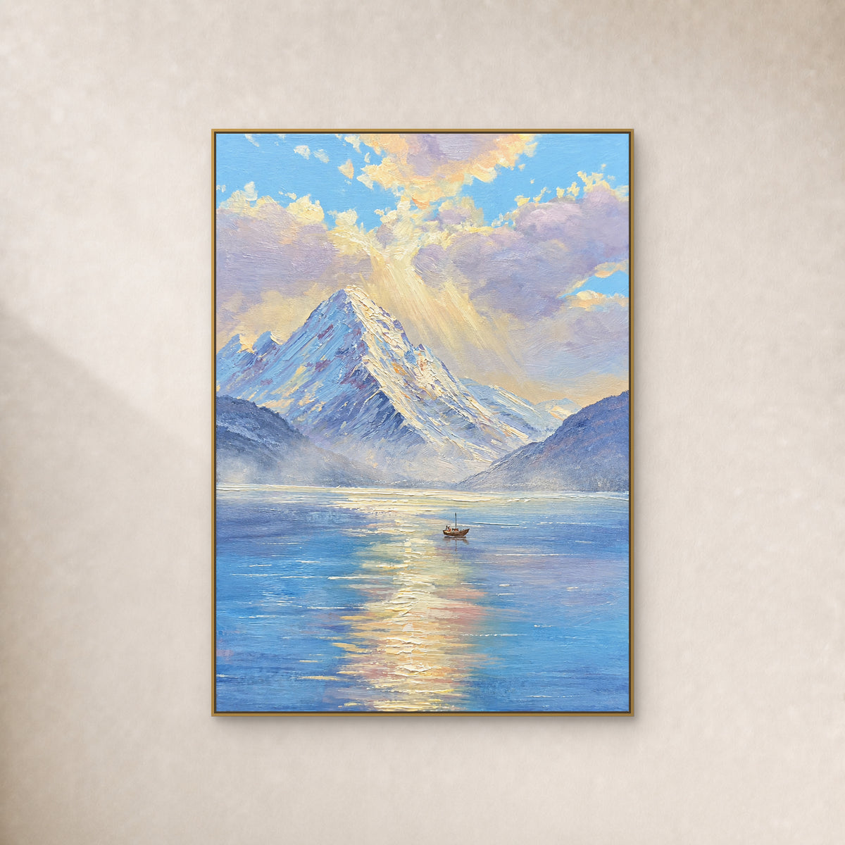 Tableau de lac bleu, montagne et lumière du matin avec une petite barque, dans un fin cadre flottant doré sur mur ivoire