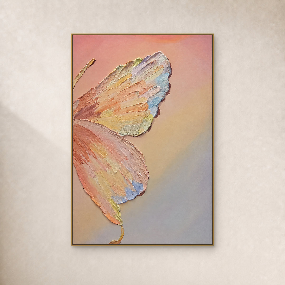 Papillon pastel aux ailes en relief dans un fin cadre flottant doré sur un mur ivoire