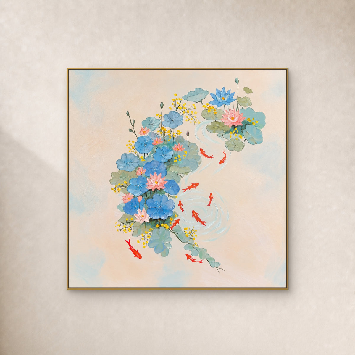 Tableau carré de lotus pastel et de neuf carpes rouges dans un fin cadre doré sur un mur ivoire