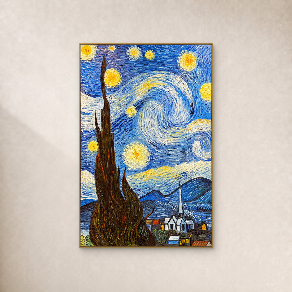 Cyprès sombre et étoiles jaunes dans un ciel bleu tourbillonnant, en cadre doré fin sur un mur ivoire