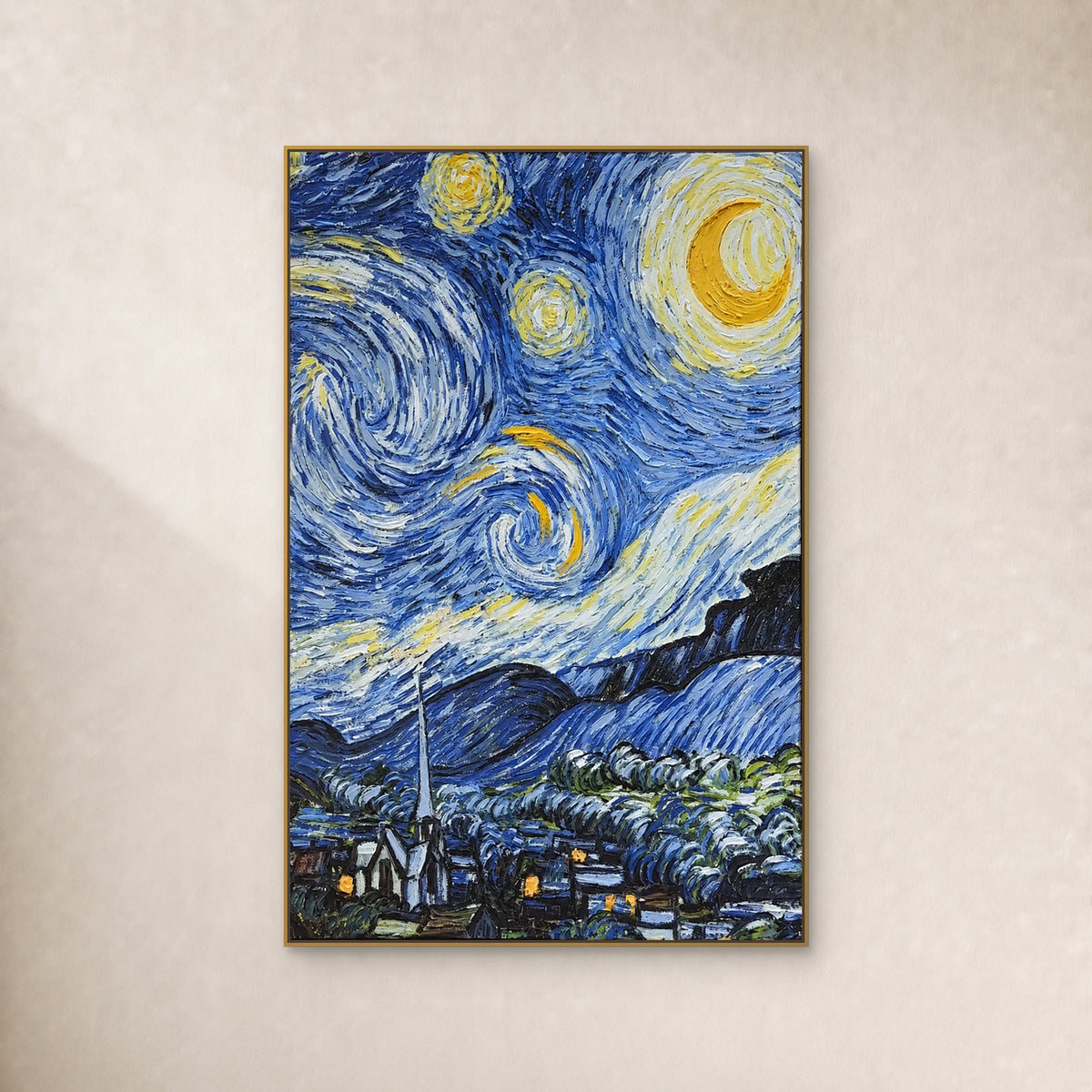 Ciel bleu et blanc tourbillonnant autour d’un croissant jaune au-dessus d’un village, dans un fin cadre doré sur un mur ivoire uni.