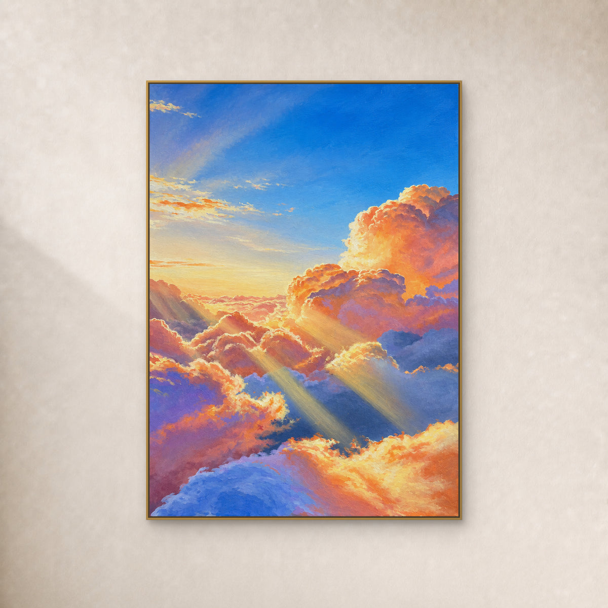 Nuages pêche lumineux, ombres bleu-violet et rayons obliques dans un fin cadre flottant doré sur un mur ivoire chaud