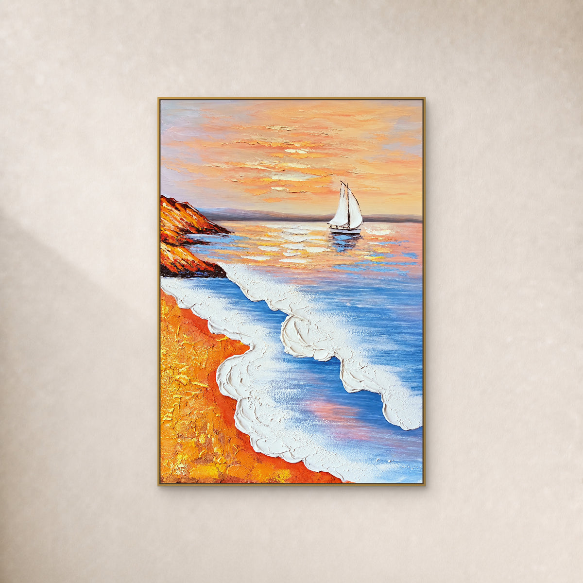 Voilier blanc, vagues bleues et rivage ocre dans un fin cadre doré sur un mur ivoire.