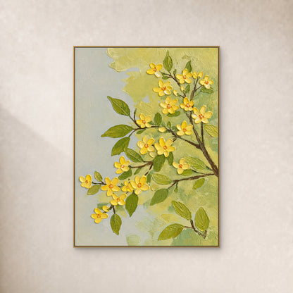 Fleurs jaunes et feuilles olive sur des branches brunes, dans un cadre fin doré contre un mur ivoire