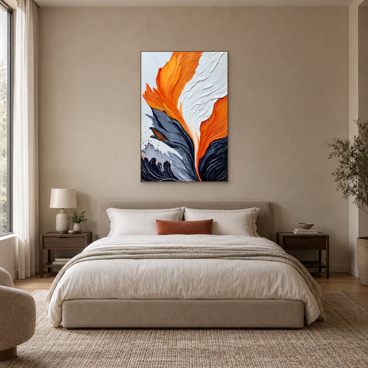 Tableau abstrait vertical orange et blanc dans un cadre ton chêne, centré au-dessus d’un lit rembourré