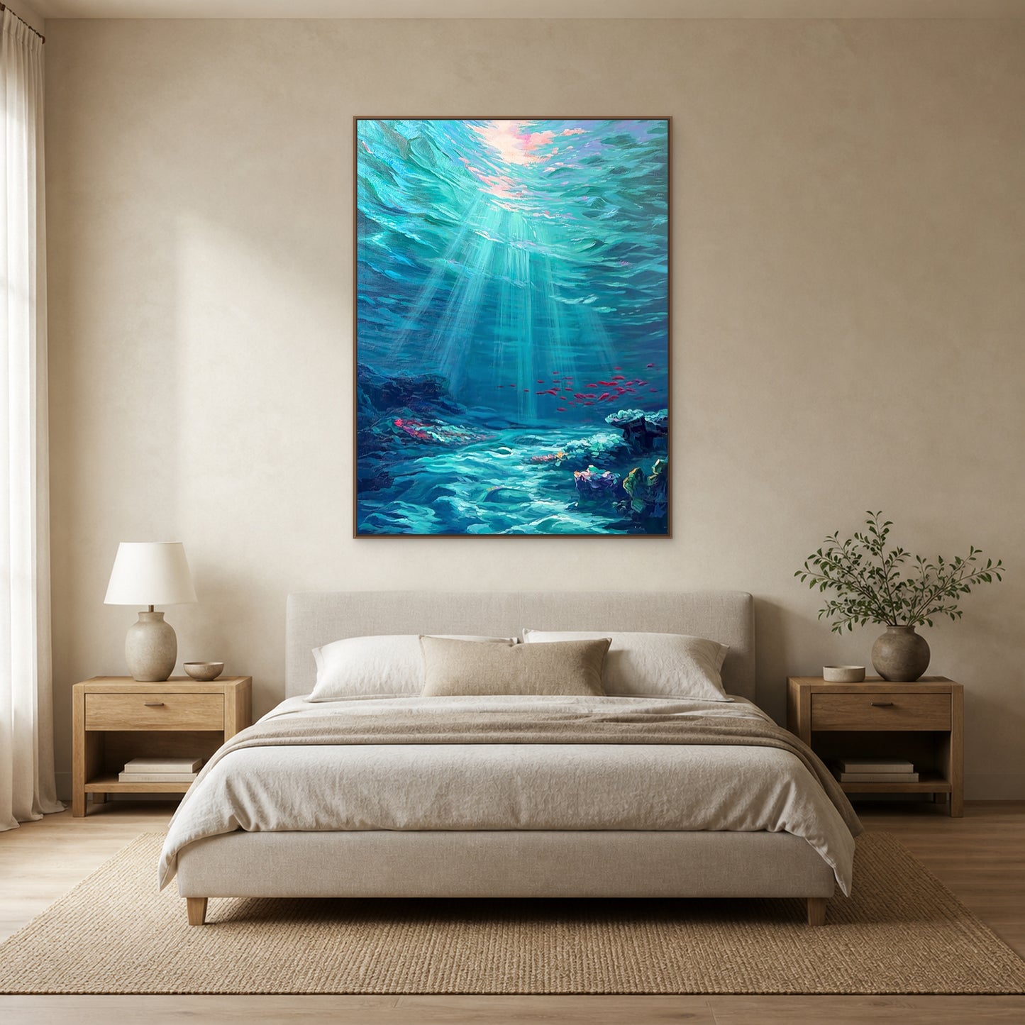 Rêverie bleu profond dans un fin cadre flottant aspect chêne centré au-dessus d’un lit ivoire sur un mur beige chaud