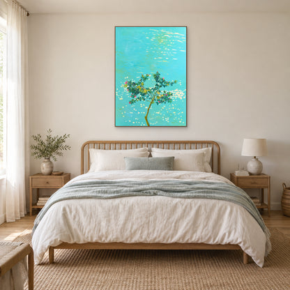 Tableau d’eau turquoise et d’arbre à fleurs roses, cadre ton chêne centré au-dessus d’un lit crème à tête de lit en bois