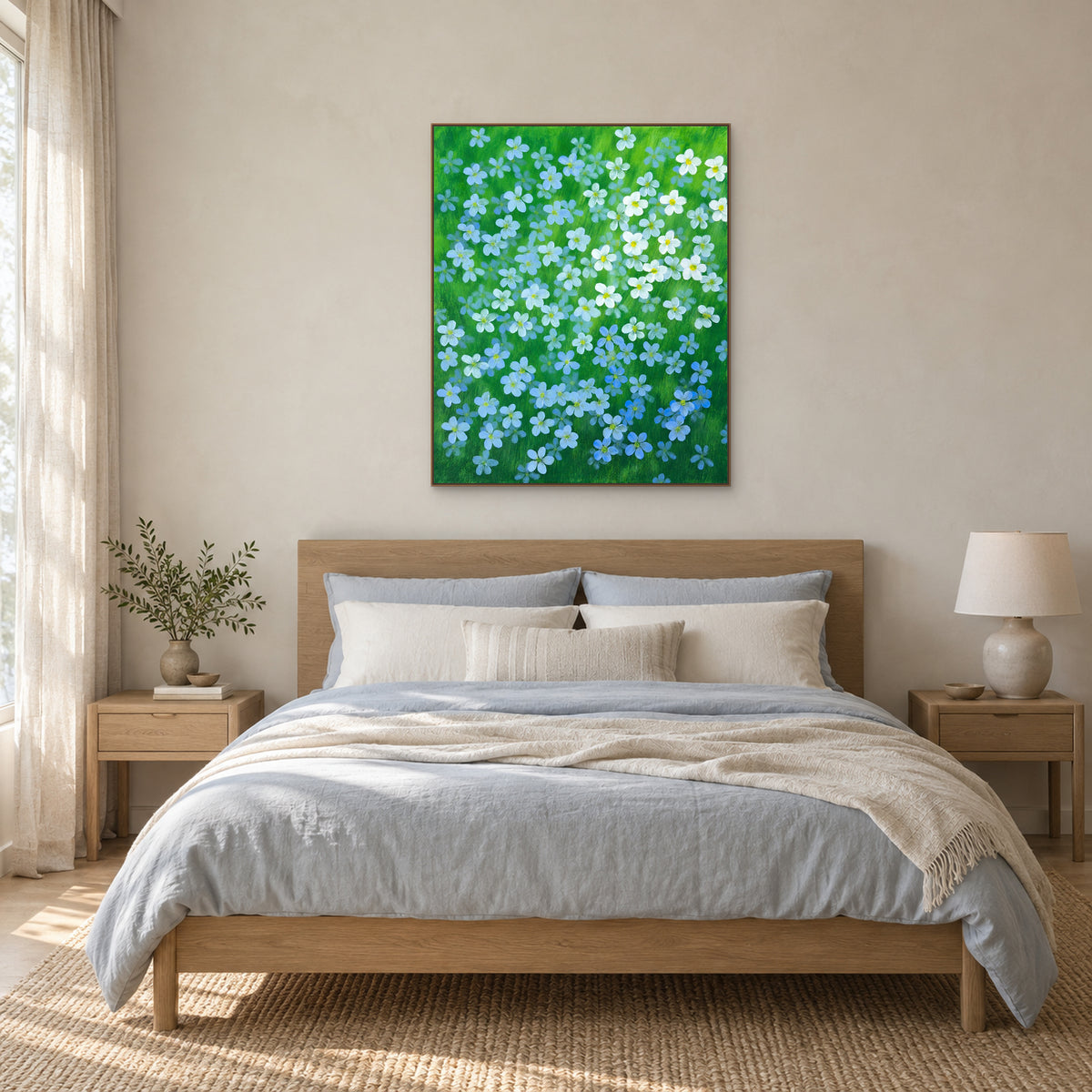 Tableau floral de lin bleu au-dessus d’un lit, dans un cadre flottant en chêne avec une literie neutre