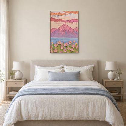 Tableau de montagne pastel et fleurs, dans un cadre ton chêne centré au-dessus d’une tête de lit en tissu