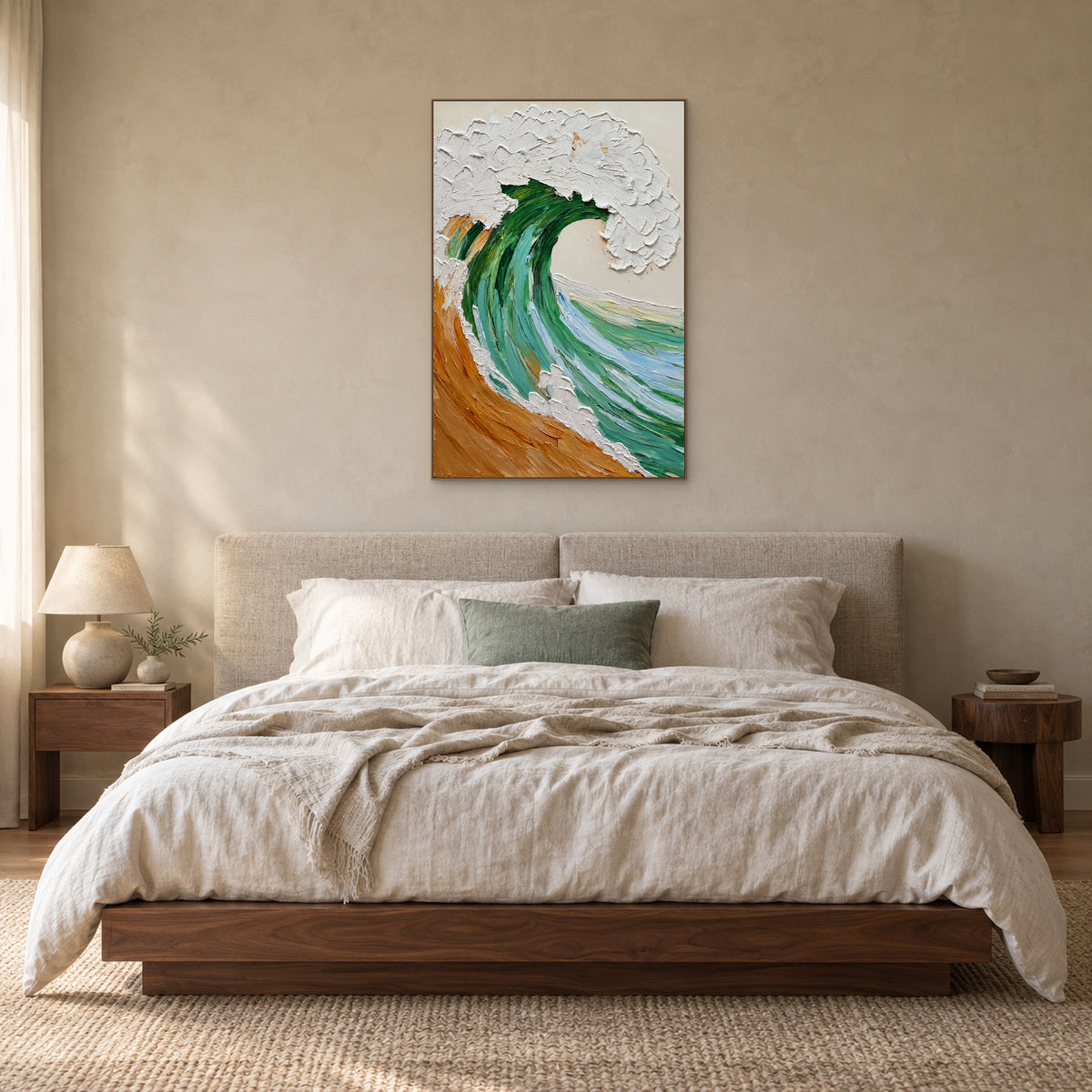 Tableau vertical de vague verte dans un cadre flottant aspect bois clair, centré au-dessus d’un lit crème