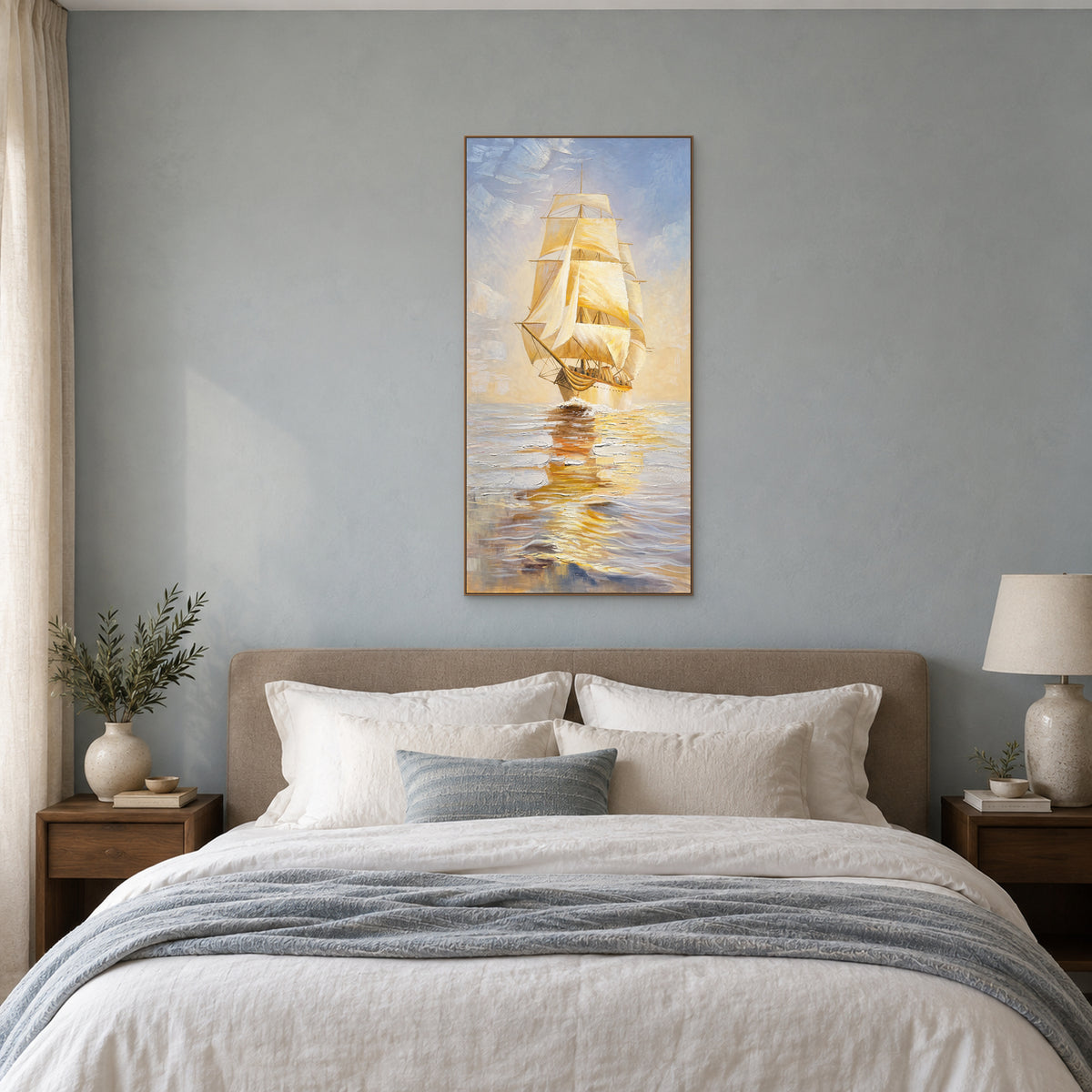 Voiles dorées dans un cadre flottant ton chêne, centré au-dessus d’une tête de lit taupe sur un mur bleu-gris.