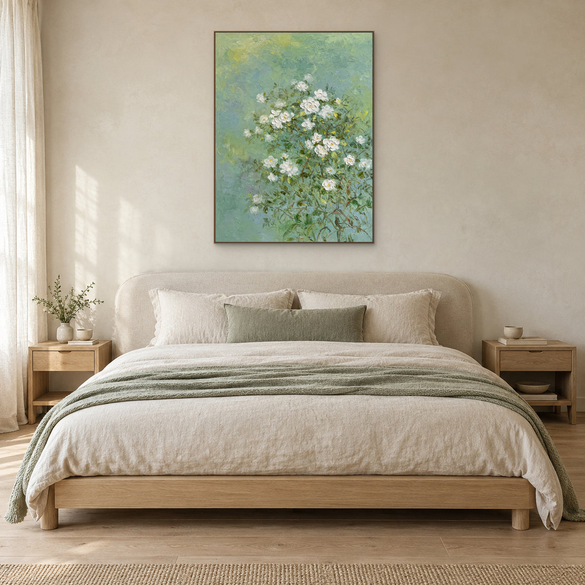 Tableau floral de jasmin dans un cadre ton chêne, centré au-dessus d’un lit en lin
