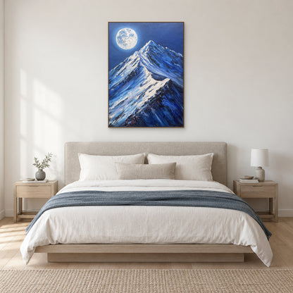 Montagnes bleues sous la lune dans un cadre aspect bois clair, au-dessus d’un lit tapissé aux tons neutres