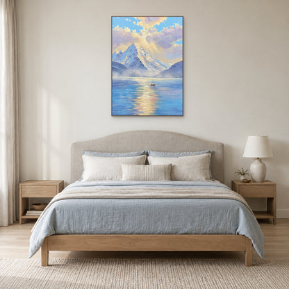 Paysage de lac et montagne bleu et mauve, avec cadre flottant fin couleur chêne au-dessus d’une tête de lit en lin