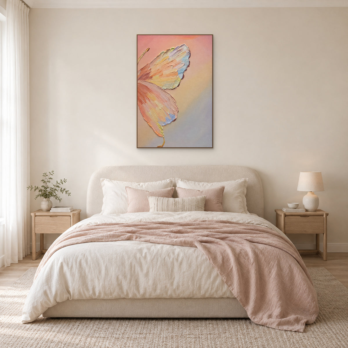 Tableau papillon pastel dans un cadre flottant ton chêne centré au-dessus d’un lit crème