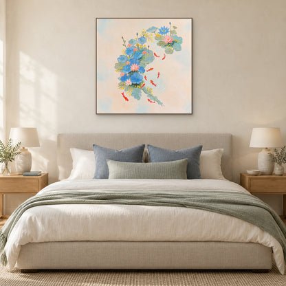 Feuilles de lotus bleues et carpes rouges dans un cadre ton chêne au-dessus d’un lit tapissé beige