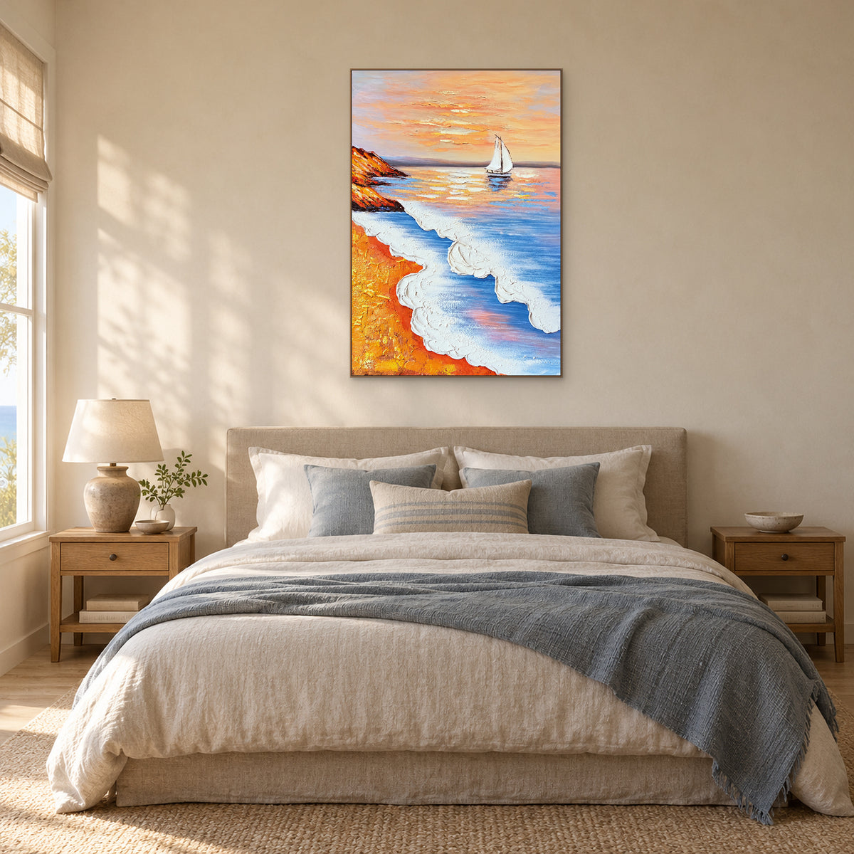 Voilier blanc et vagues en relief dans un cadre en chêne au-dessus d’une tête de lit beige, avec du linge bleu et crème.