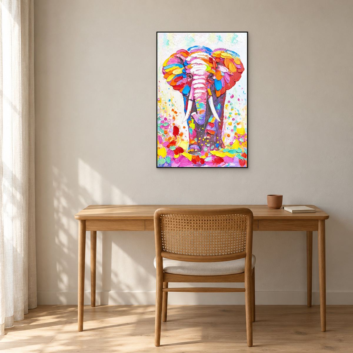 Portrait d’éléphant dans un cadre flottant noir au-dessus d’un bureau en chêne et d’une chaise cannée