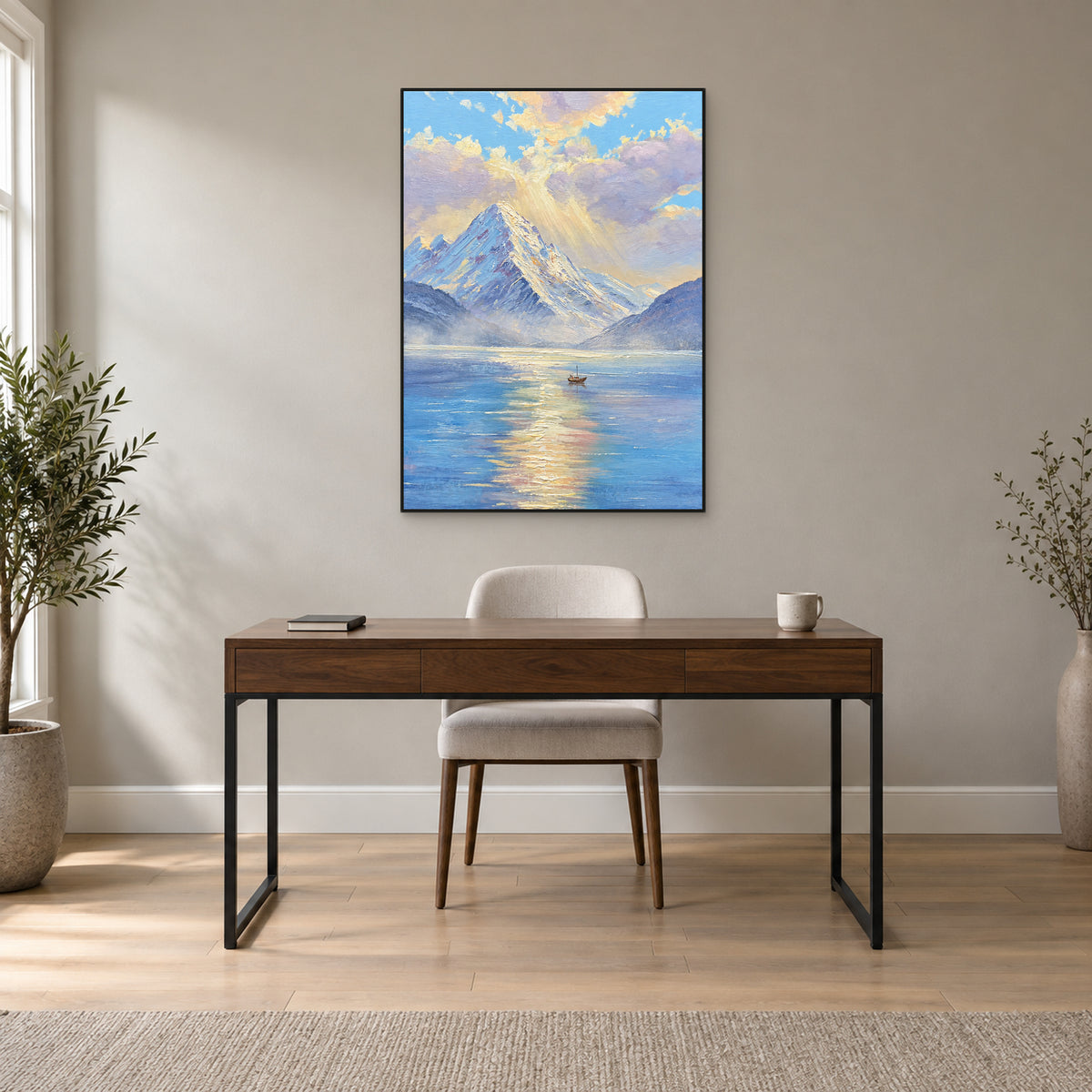 Tableau de lac et montagne au matin dans un cadre flottant noir, centré au-dessus d’un bureau couleur noyer