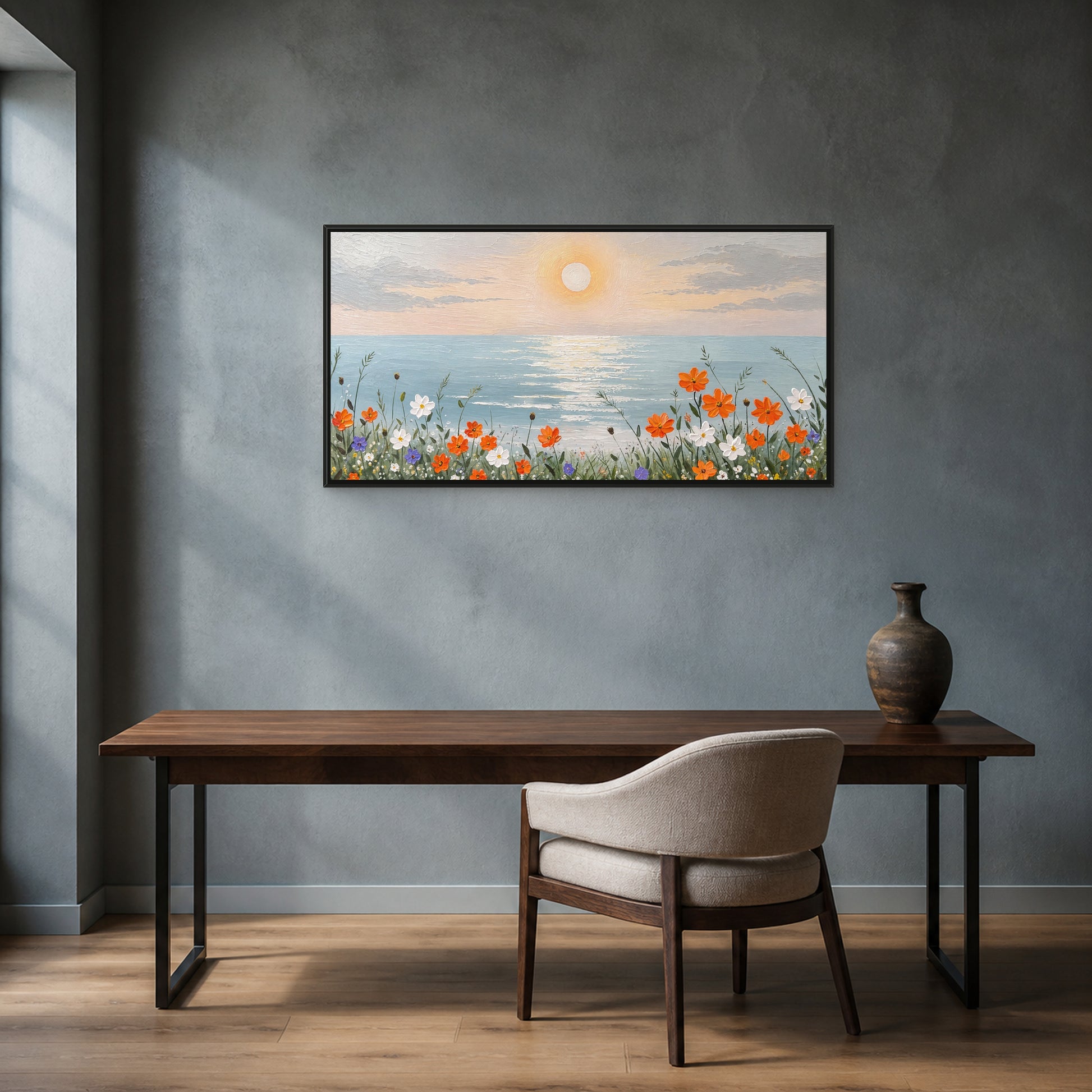 Fleurs du rivage au lever du soleil dans un fin cadre flottant noir au-dessus d’un bureau en noyer sur un mur de bureau bleu gris