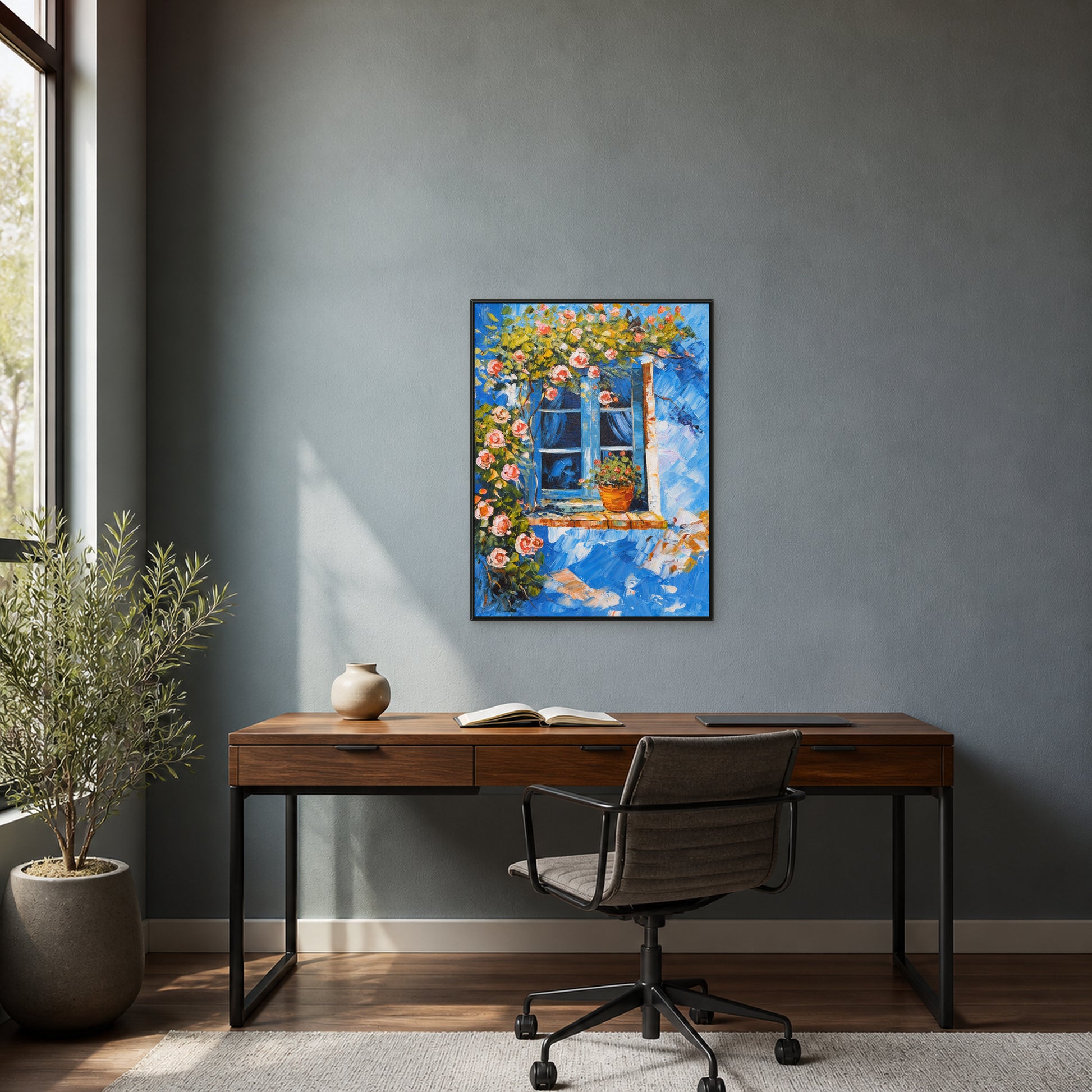 Fenêtre bleue en fleurs dans un fin cadre flottant noir au-dessus d’un bureau contemporain
