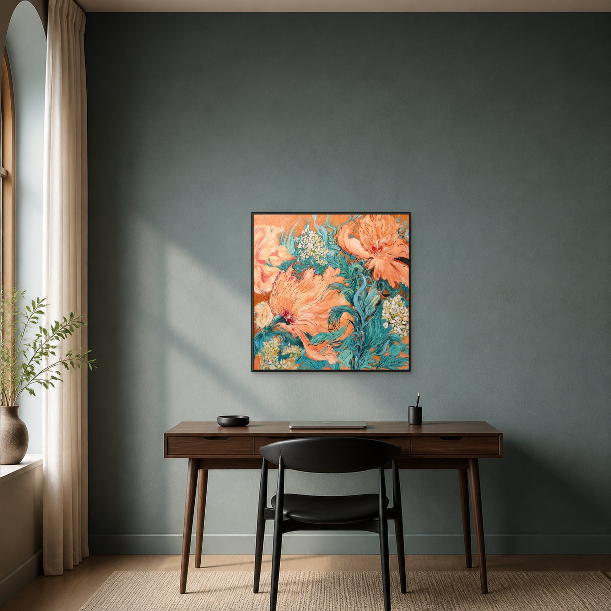 Jardin de pivoines corail dans un fin cadre flottant noir au-dessus d’un bureau en noyer sur un mur de bureau bleu-vert feutré