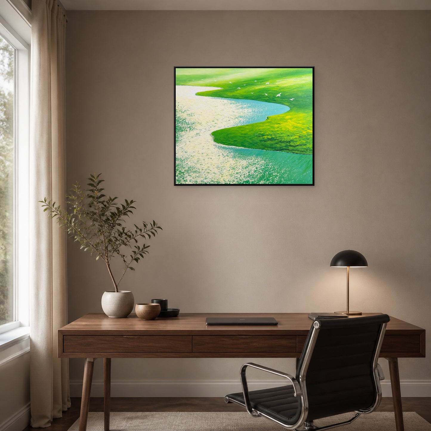 Envol sur les prairies dans un fin cadre flottant noir au-dessus d’un bureau en noyer
