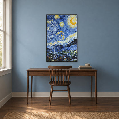 Croissant de lune et ciel bleu tourbillonnant dans un cadre noir, au-dessus d’un bureau en noyer contre un mur bleu assourdi.