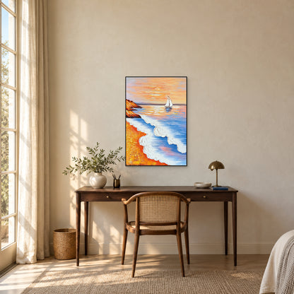 Paysage marin vertical dans un cadre noir au-dessus d’un bureau en bois, entre un vase feuillu et une lampe couleur laiton.
