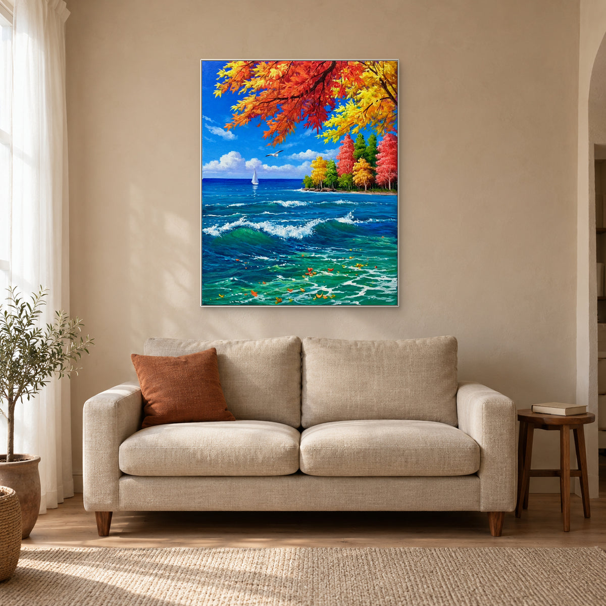 Paysage marin d’automne encadré de blanc au-dessus d’un petit canapé en lin beige avec un coussin rouille