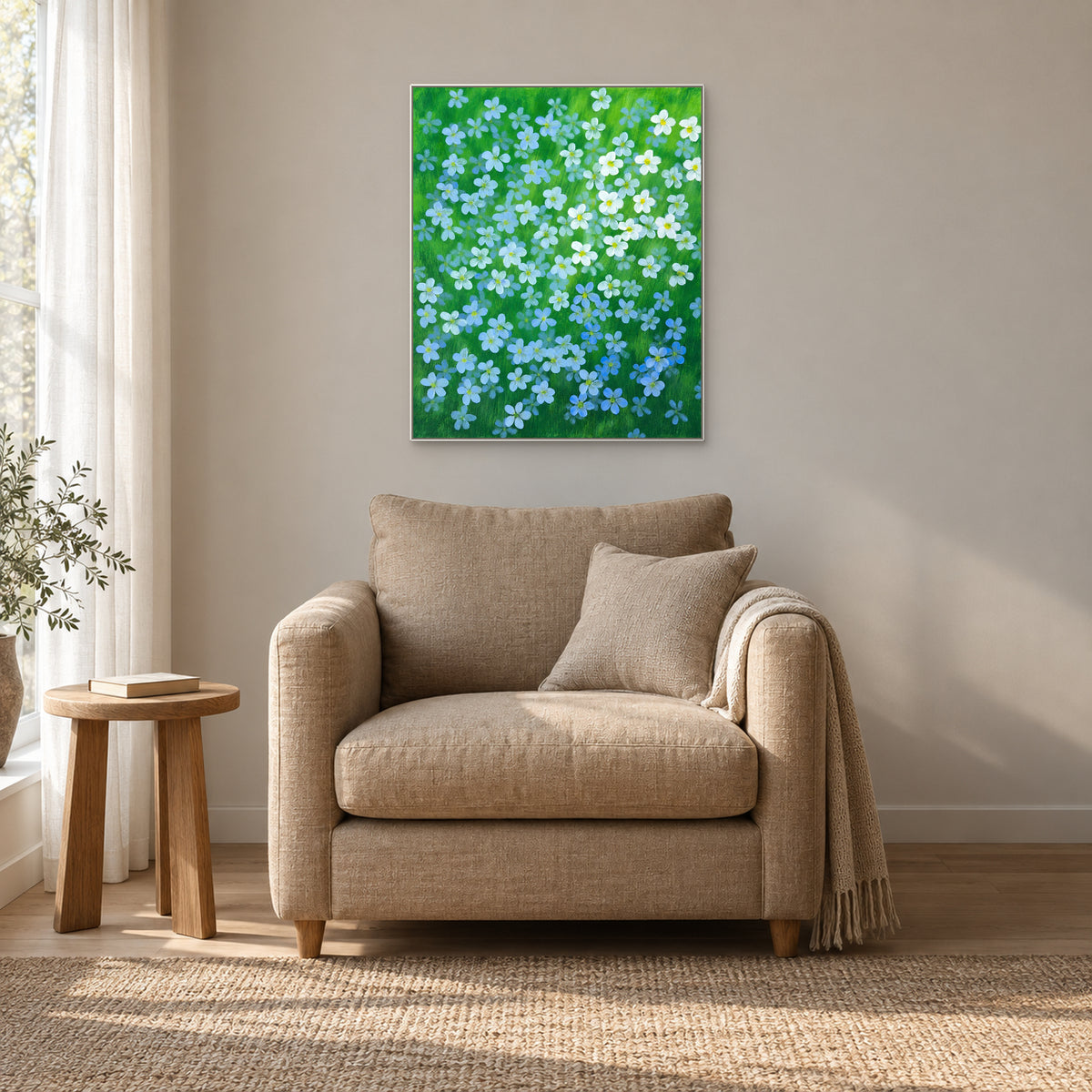 Tableau de fleurs de lin bleues et blanches dans un cadre flottant blanc près d’un fauteuil de lecture