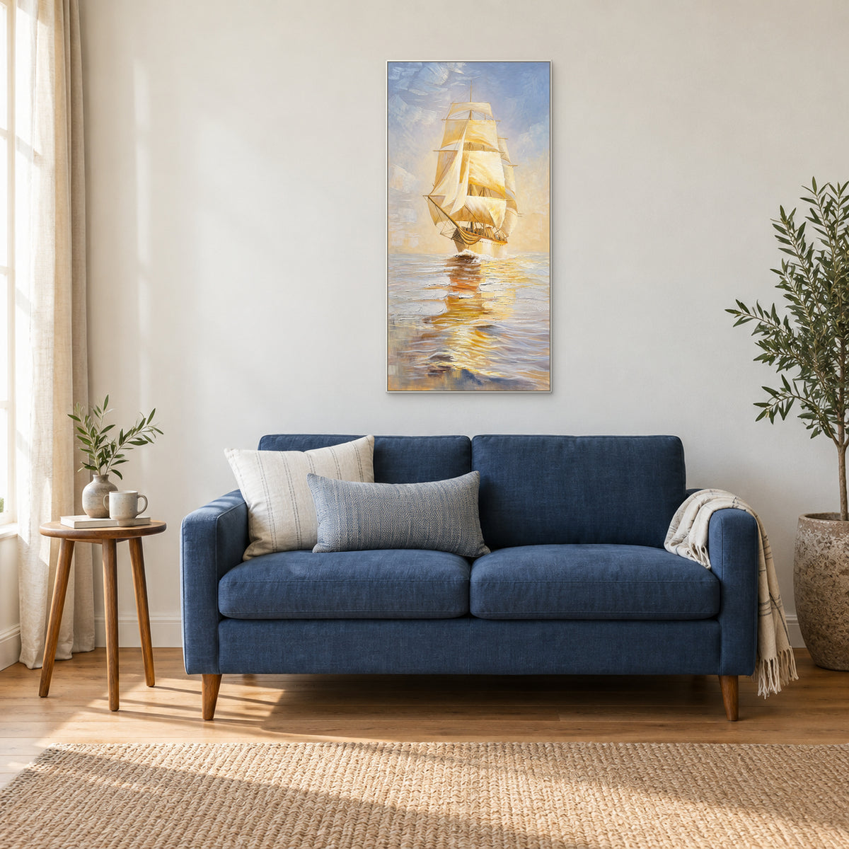 Voiles dorées dans un cadre flottant blanc, au-dessus d’une banquette bleue dans un coin lecture lumineux.