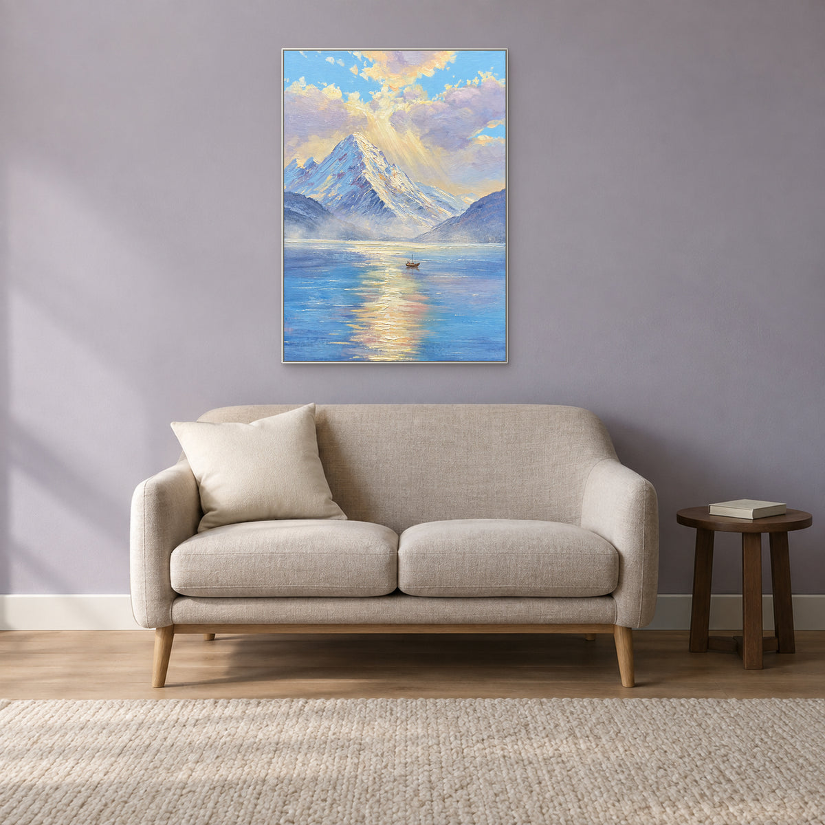 Tableau de sommet enneigé et petite barque, cadre flottant blanc au-dessus d’une banquette en lin sur mur gris mauve